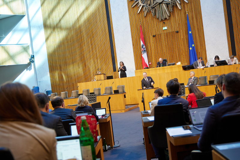 Am Redner:innenpult Nationalratsabgeordneter Josef Schellhorn (NEOS)