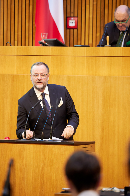 Am Redner:innenpult Nationalratsabgeordneter Josef Schellhorn (NEOS)