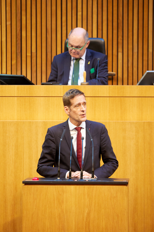 Am Redner:innenpult Nationalratsabgeordneter Kai Jan Krainer (SPÖ)