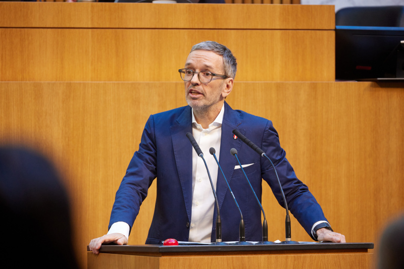 Am Redner:innenpult Klubobmann Herbert Kickl (FPÖ)