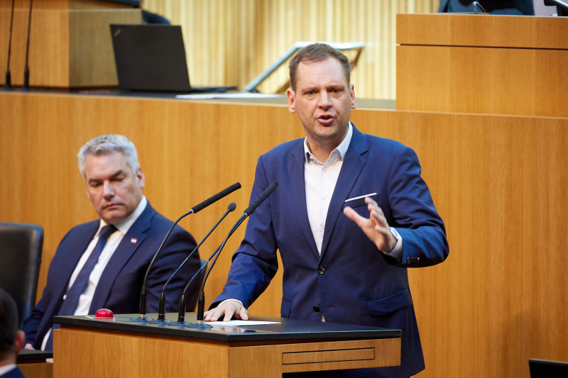 Am Redner:innenpult Nationalratsabgeordneter Philip Kucher (SPÖ)