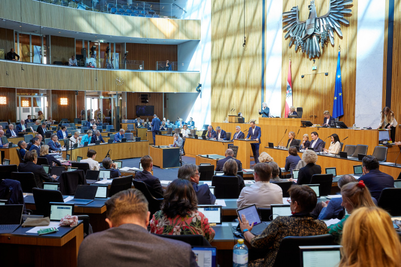 Am Redner:innenpult Nationalratsabgeordneter Philip Kucher (SPÖ)