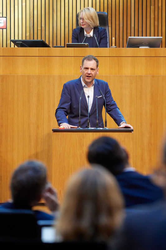 Am Redner:innenpult Nationalratsabgeordneter Philip Kucher (SPÖ)