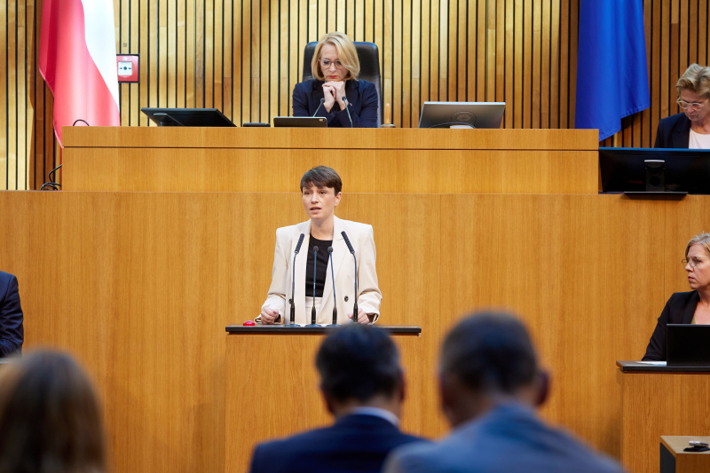 Am Redner:innenpult Klubobfrau Sigrid Maurer (GRÜNE)