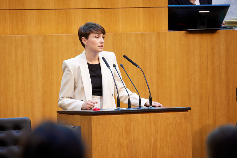 Am Redner:innenpult Klubobfrau Sigrid Maurer (GRÜNE)