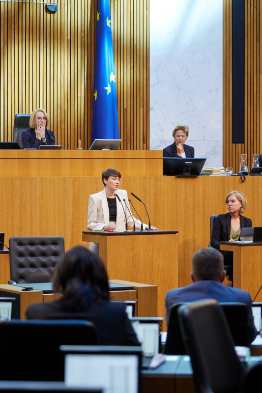 Am Redner:innenpult Klubobfrau Sigrid Maurer (GRÜNE)