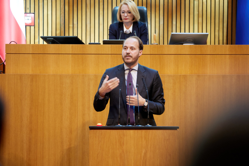 Am Redner:innenpult Nationalratsabgeordneter Nikolaus Scherak (NEOS)