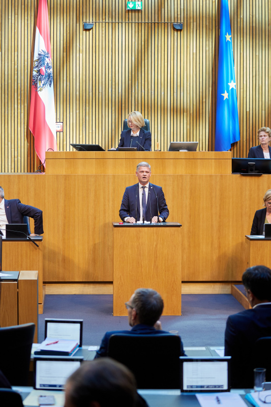 Am Redner:innenpult Nationalratsabgeordneter Andreas Hanger (ÖVP)