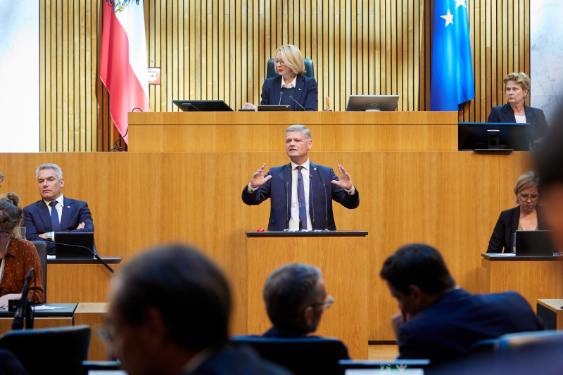 Am Redner:innenpult Nationalratsabgeordneter Andreas Hanger (ÖVP)