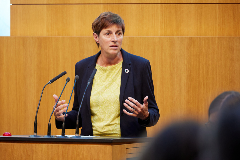 Am Redner:innenpult Nationalratsabgeordnete Astrid Rössler (GRÜNE)