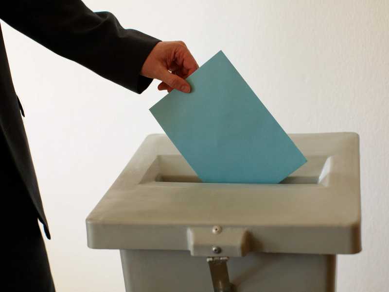 Person bei der Stimmabgabe