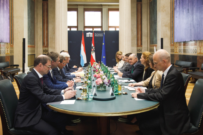 Aussprache. Linke Tischhälfte: Luxemburgische Delegation unter der Leitung von Präsident der Abgeordnetenkammer des Großherzogtums Luxemburg Claude Wiseler. Rechte Tischhälfte: Österreichische Delegation unter der Leitung von Nationalratspräsident Wolfgang Sobotka (ÖVP)