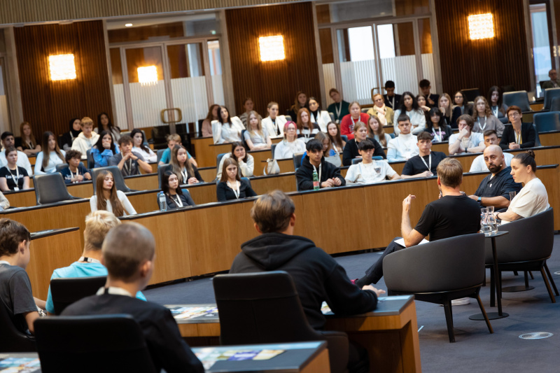 Blick in Richtung  Veranstaltungsteilnehmer:innen