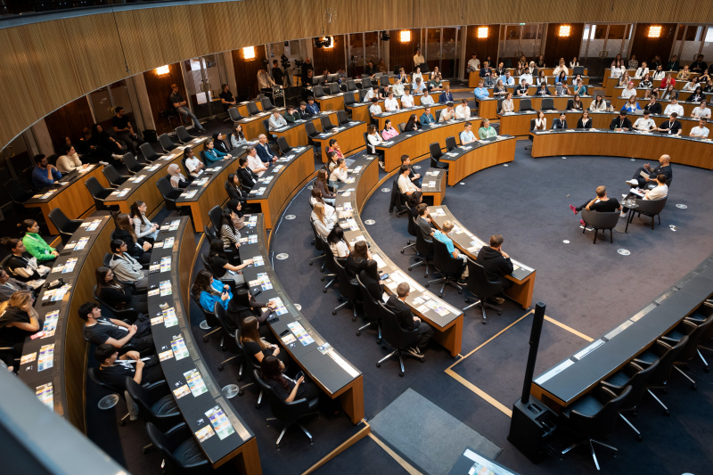 Blick von oben in den Sitzungssaal