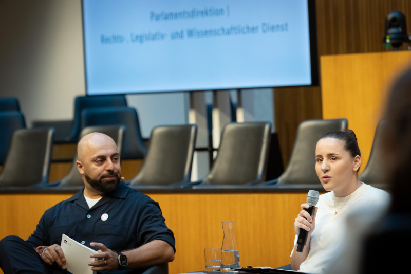 Expert:innengespräche: Julia Heiss, Parlamentsmitarbeiterin, Moderator Ali Mahlodji