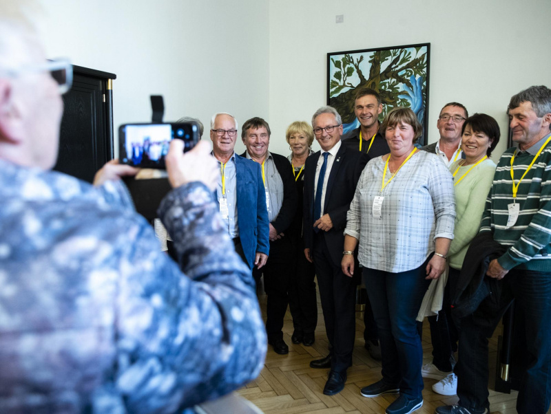 Gruppenfoto mit Bundesratspräsident Karl Bader (V) und VeranstaltungsteilnehmerInnen