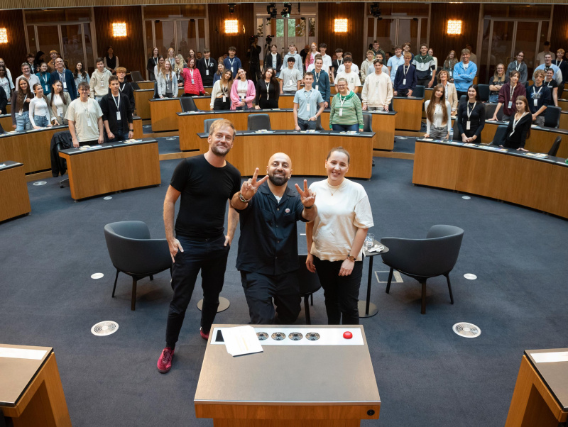 Gruppenfoto. Erste Reihe von rechts: Julia Heiss, Parlamentsmitarbeiterin, Moderator Ali Mahlodji, Christoph Clar, Parlamentsmitarbeiter