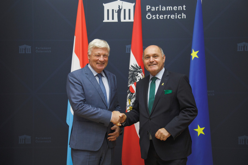 Fahnenfoto. Von links: Präsident der Abgeordnetenkammer des Großherzogtums Luxemburg Claude Wiseler, Nationalratspräsident Wolfgang Sobotka (ÖVP)