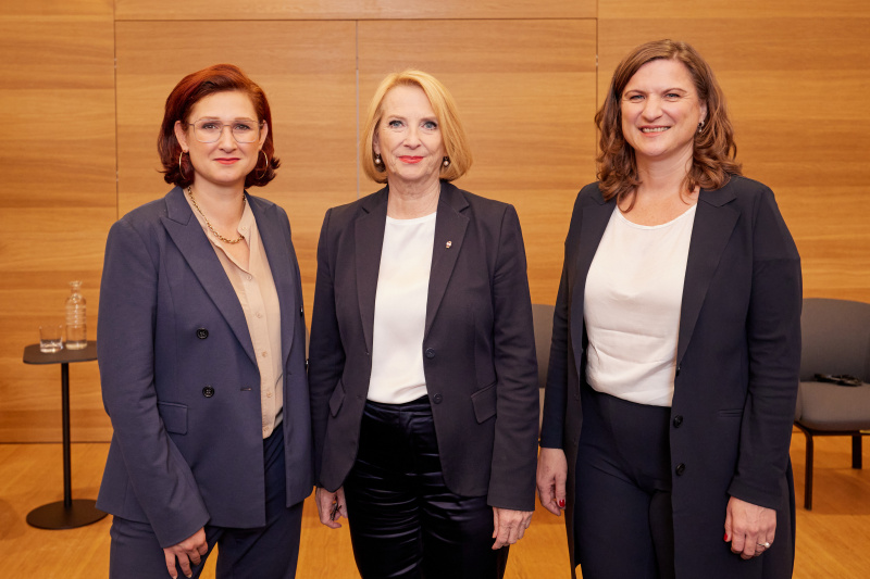 Von links: Unabhängige Bundesbeauftragte für Antidiskriminierung Ferda Ataman, Zweite Nationalratspräsidentin Doris Bures (SPÖ), Leiterin der Gleichbehandlungsanwaltschaft Sandra Konstatzky