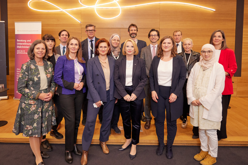 Gruppenfot mit Zweite Nationalratspräsidentin Doris Bures (SPÖ)