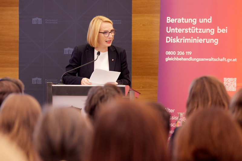 Eröffnungsworte. Zweite Nationalratspräsidentin Doris Bures (SPÖ)