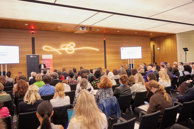 Eröffnungsworte. Zweite Nationalratspräsidentin Doris Bures (SPÖ)