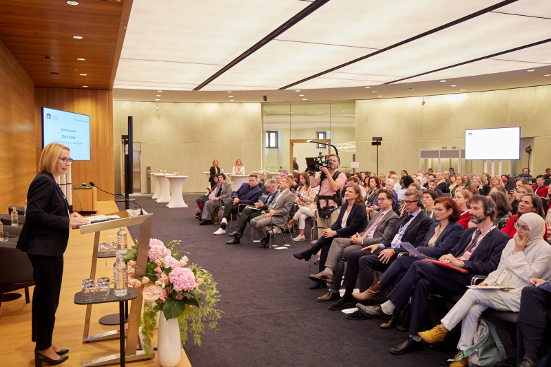 Eröffnungsworte. Zweite Nationalratspräsidentin Doris Bures (SPÖ)