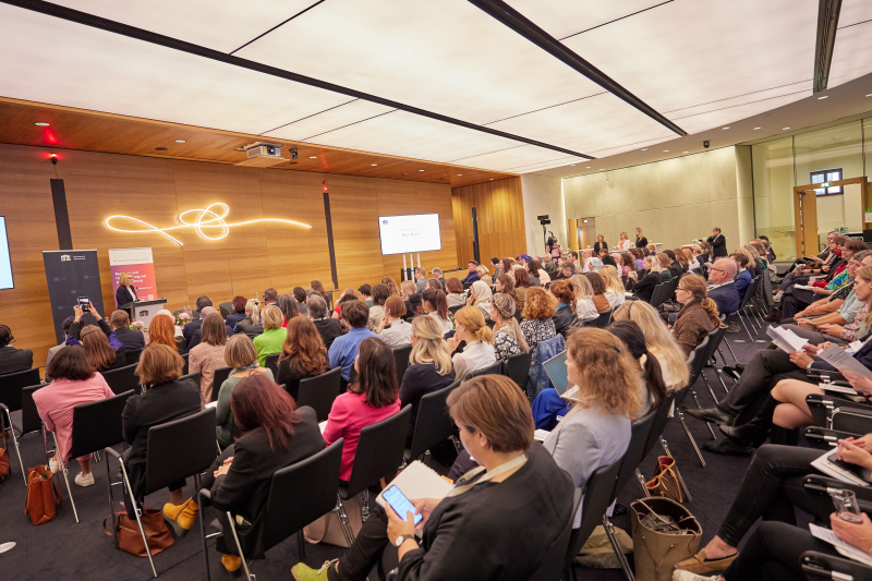 Eröffnungsworte. Zweite Nationalratspräsidentin Doris Bures (SPÖ)