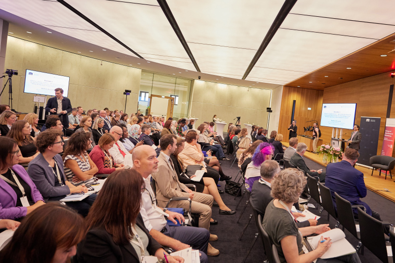 Block I: Die EU-Standards - Neue Impulse für wirksame Gleichbehandlungsstellen. Keynote I: Effektiver Zugang zum Recht – Wie können die Standards die Zusammenarbeit zwischen Gleichbehandlungsstellen und der Europäischen Grundrechtsagentur stärken? Leiter für institutionelle Zusammenarbeit und Netzwerke, Agentur der Europäischen Union für Grundrechte Andreas Accardo