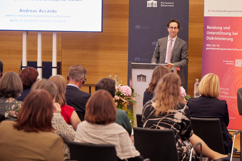 Block I: Die EU-Standards - Neue Impulse für wirksame Gleichbehandlungsstellen. Keynote I: Effektiver Zugang zum Recht – Wie können die Standards die Zusammenarbeit zwischen Gleichbehandlungsstellen und der Europäischen Grundrechtsagentur stärken? Leiter für institutionelle Zusammenarbeit und Netzwerke, Agentur der Europäischen Union für Grundrechte Andreas Accardo