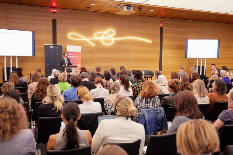 "Block I: Die EU-Standards - Neue Impulse für wirksame Gleichbehandlungsstellen. Keynote II: Wirksame Gleichbehandlungsstellen als Garanten der Werte Europas – Welche Anforderungen müssen Mitgliedstaaten erfüllen? Co-Direktor Equinet Tamás Kádár."