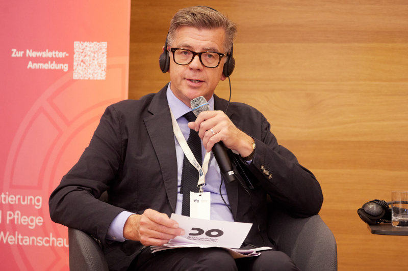 Block II: Die EU-Standards für Klagerechte und proaktive Arbeit. Dialogpanel: Klagerechte – Zukunftschancen und Zusammenarbeit bei der Durchsetzung der Gleichbehandlung. Leiter der schwedischen Ombudsstelle Lars Arrhenius