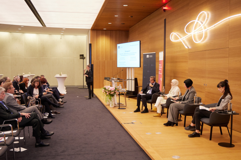 Block II: Die EU-Standards für Klagerechte und proaktive Arbeit. Dialogpanel: Klagerechte – Zukunftschancen und Zusammenarbeit bei der Durchsetzung der Gleichbehandlung. Von links: Leiter der schwedischen Ombudsstelle Lars Arrhenius, Vorsitzende der Dokustelle Islamfeindlichkeit & antimuslimischer Rassismus Rumeysa Dür-Kwieder, Vorsitzende des Frauennetzwerks Medien Martina Madner, Geschäftsführerin und Leiterin der Rechtsdurchsetzung des Klagsverbands Theresa Hammer