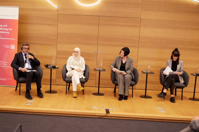 Block II: Die EU-Standards für Klagerechte und proaktive Arbeit. Dialogpanel: Klagerechte – Zukunftschancen und Zusammenarbeit bei der Durchsetzung der Gleichbehandlung. Von links: Leiter der schwedischen Ombudsstelle Lars Arrhenius, Vorsitzende der Dokustelle Islamfeindlichkeit & antimuslimischer Rassismus Rumeysa Dür-Kwieder, Vorsitzende des Frauennetzwerks Medien Martina Madner, Geschäftsführerin und Leiterin der Rechtsdurchsetzung des Klagsverbands Theresa Hammer