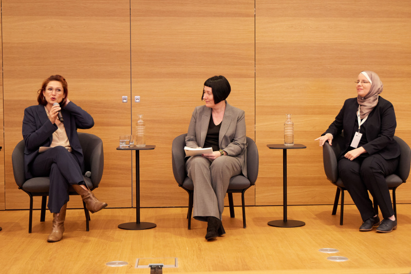 Block II: Die EU-Standards für Klagerechte und proaktive Arbeit. Dialogpanel: Proaktive Arbeit – Zukunftschancen und Zusammenarbeit bei der Bekämpfung von struktureller Diskriminierung. Von links: Unabhängige Bundesbeauftragte für Antidiskriminierung Ferda Ataman, Vorsitzende des Frauennetzwerks Medien Martina Madner, Vorsitzende der Initiative für ein diskriminierungsfreies Bildungswesen Sonia Zaafrani