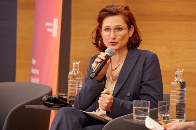 Block II: Die EU-Standards für Klagerechte und proaktive Arbeit. Dialogpanel: Proaktive Arbeit – Zukunftschancen und Zusammenarbeit bei der Bekämpfung von struktureller Diskriminierung. Unabhängige Bundesbeauftragte für Antidiskriminierung Ferda Ataman