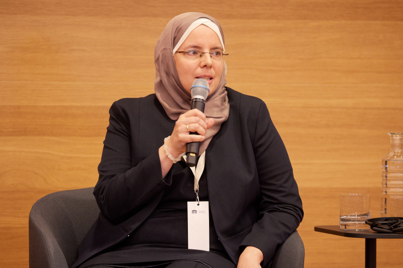 Block II: Die EU-Standards für Klagerechte und proaktive Arbeit. Dialogpanel: Proaktive Arbeit – Zukunftschancen und Zusammenarbeit bei der Bekämpfung von struktureller Diskriminierung. Vorsitzende der Initiative für ein diskriminierungsfreies Bildungswesen Sonia Zaafrani