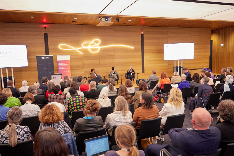 Block II: Die EU-Standards für Klagerechte und proaktive Arbeit. Dialogpanel: Proaktive Arbeit – Zukunftschancen und Zusammenarbeit bei der Bekämpfung von struktureller Diskriminierung. Von links: Unabhängige Bundesbeauftragte für Antidiskriminierung Ferda Ataman, Vorsitzende des Frauennetzwerks Medien Martina Madner, Vorsitzende der Initiative für ein diskriminierungsfreies Bildungswesen Sonia Zaafrani