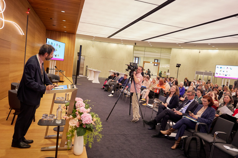 Block III: EU-Standards zur Unabhängigkeit von Gleichbehandlungsstellen. Keynote III: Best Practice Beispiel zu Unabhängigkeit – Die belgische Gleichbehandlungsstelle Unia. Leiter der belgischen Gleichbehandlungsstelle Unia Patrick Charlier