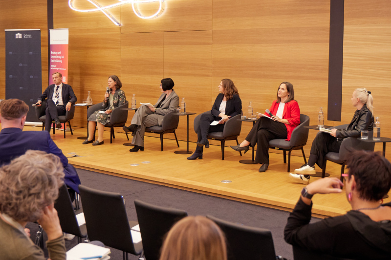 Block III: EU-Standards zur Unabhängigkeit von Gleichbehandlungsstellen. Dialogpanel III: Was bedeutet Unabhängigkeit und Effektivität aus Sicht der österreichischen Gleichbehandlungsstellen? Von links: Landesvolksanwalt Vorarlberg Klaus Feurstein, Leiterin Servicestelle Gleichbehandlung und Antidiskriminierung Tirol Isolde Kafka, Vorsitzende des Frauennetzwerks Medien Martina Madner, Leiterin Gleichbehandlungsanwaltschaft Sandra Konstatzky, Vorsitzende des Senates I der Gleichbehandlungskommission Eva Matt, Leiterin Behindertenanwaltschaft Christine Steger