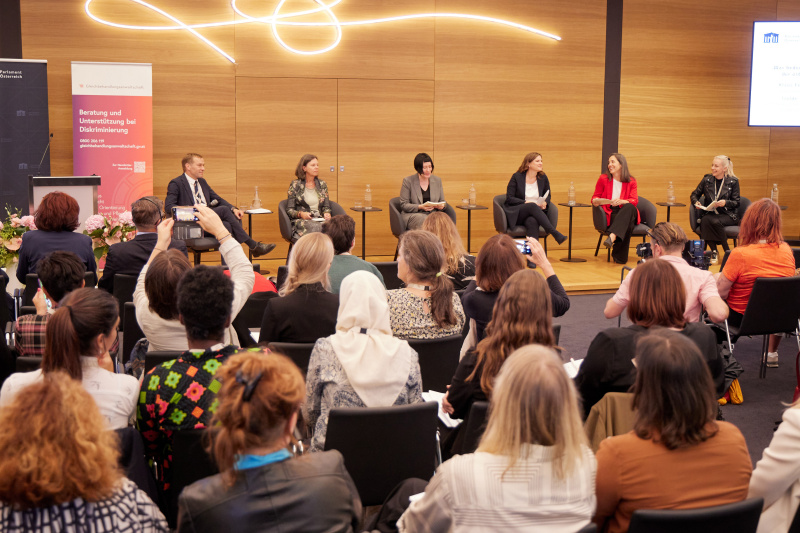 Block III: EU-Standards zur Unabhängigkeit von Gleichbehandlungsstellen. Dialogpanel III: Was bedeutet Unabhängigkeit und Effektivität aus Sicht der österreichischen Gleichbehandlungsstellen? Von links: Landesvolksanwalt Vorarlberg Klaus Feurstein, Leiterin Servicestelle Gleichbehandlung und Antidiskriminierung Tirol Isolde Kafka, Vorsitzende des Frauennetzwerks Medien Martina Madner, Leiterin Gleichbehandlungsanwaltschaft Sandra Konstatzky, Vorsitzende des Senates I der Gleichbehandlungskommission Eva Matt, Leiterin Behindertenanwaltschaft Christine Steger