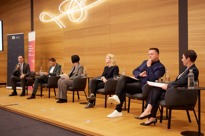 Block IV: Politische Visionen – Abschluss. Panel: Auf zur nächsten Regierungsperiode – Was sind mutige politische Zielsetzungen für Gleichbehandlungsstellen?. Von links: Bereichssprecher Studenten und Schüler, Mitglied der LGBTIQ-Intergroup im Parlament, Abgeordneter zum Nationalrat Nico Marchetti (ÖVP), Bereichssprecher LQBTIQ, Abgeordneter zum Nationalrat David Stögmüller (GRÜNE), Vorsitzende des Frauennetzwerks Medien Martina Madner, Bereichssprecherin Frauen, Abgeordnete zum Nationalrat Eva-Maria Holzleitner (SPÖ), Bereichssprecher Gleichbehandlung, Diversität & LQBTIQ Mitglied der LGBTIQ-Intergroup im Parlament, Abgeordneter zum Nationalrat Mario Lindner (SPÖ), Bereichssprecherin Frauen und Gleichbehandlung, Abgeordnete zum Nationalrat Henrike Brandstötter (NEOS)