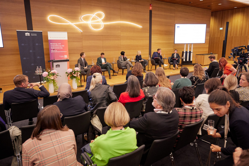 Block IV: Politische Visionen – Abschluss. Panel: Auf zur nächsten Regierungsperiode – Was sind mutige politische Zielsetzungen für Gleichbehandlungsstellen?. Von links: Bereichssprecher Studenten und Schüler, Mitglied der LGBTIQ-Intergroup im Parlament, Abgeordneter zum Nationalrat Nico Marchetti (ÖVP), Bereichssprecher LQBTIQ, Abgeordneter zum Nationalrat David Stögmüller (GRÜNE), Vorsitzende des Frauennetzwerks Medien Martina Madner, Bereichssprecherin Frauen, Abgeordnete zum Nationalrat Eva-Maria Holzleitner (SPÖ), Bereichssprecher Gleichbehandlung, Diversität & LQBTIQ Mitglied der LGBTIQ-Intergroup im Parlament, Abgeordneter zum Nationalrat Mario Lindner (SPÖ), Bereichssprecherin Frauen und Gleichbehandlung, Abgeordnete zum Nationalrat Henrike Brandstötter (NEOS)