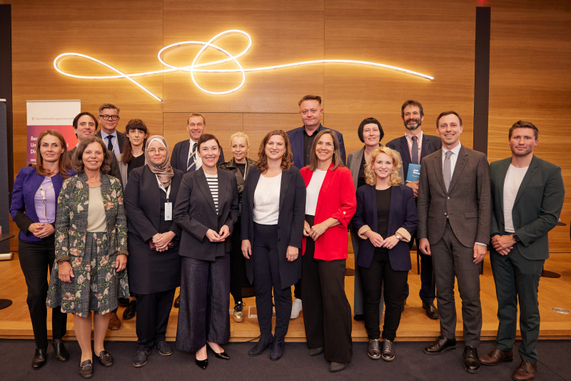 Von links: Commissioner for Protection of Equality Brankica Jankovic, Co-Direktor Equinet Tamás Kádár, Leiterin Servicestelle Gleichbehandlung und Antidiskriminierung Tirol Isolde Kafka, Leiter der schwedischen Ombudsstelle Lars Arrhenius, Geschäftsführerin und Leiterin der Rechtsdurchsetzung des Klagsverbands Theresa Hammer, Vorsitzende der Initiative für ein diskriminierungsfreies Bildungswesen Sonia Zaafrani, Landesvolksanwalt Vorarlberg Klaus Feurstein, Bereichssprecherin Frauen und Gleichbehandlung, Abgeordnete zum Nationalrat Henrike Brandstötter (NEOS), Leiterin Behindertenanwaltschaft Christine Steger, Leiterin Gleichbehandlungsanwaltschaft Sandra Konstatzky, Bereichssprecher Gleichbehandlung, Diversität & LQBTIQ Mitglied der LGBTIQ-Intergroup im Parlament, Abgeordneter zum Nationalrat Mario Lindner (SPÖ), Vorsitzende des Senates I der Gleichbehandlungskommission Eva Matt, Vorsitzende des Frauennetzwerks Medien Martina Madner, Bereichssprecherin Frauen, Abgeordnete zum Nationalrat Eva-Maria Holzleitner (SPÖ), Leiter der belgischen Gleichbehandlungsstelle Unia Patrick Charlier, Bereichssprecher Studenten und Schüler, Mitglied der LGBTIQ-Intergroup im Parlament, Abgeordneter zum Nationalrat Nico Marchetti (ÖVP), Bereichssprecher LQBTIQ, Abgeordneter zum Nationalrat David Stögmüller (GRÜNE)
