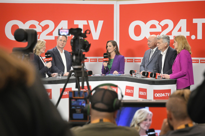 Von links: Spitzenkandidatin NEOS Klubobfrau Beate Meinl-Reisinger (NEOS), Spitzenkandidat SPÖ Bundesrat Andreas Babler (SPÖ), Moderatorin, Generalsekretär Christian Stocker (ÖVP), Spitzenkandidat GRÜNE Vizekanzler Werner Kogler (GRÜNE), Nationalratsabgeordnete Dagmar Belakowitsch (FPÖ)