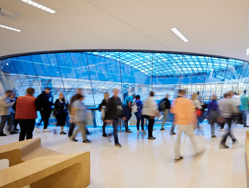 Besucher:innen in der Galerie