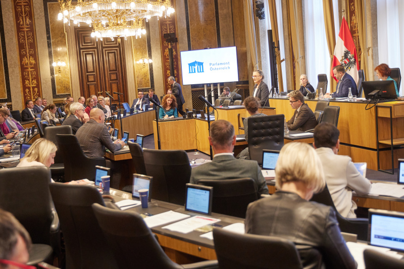 Am Redner:innenpult Bundesrätin Claudia Hauschildt-Buschberger (GRÜNE)