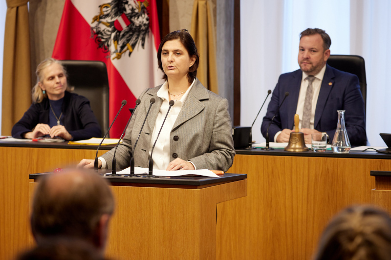 Am Redner:innenpult Bundesrätin Manuela-Anna Sumah-Vospernik (NEOS)