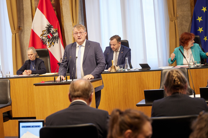 Am Redner:innenpult Bundesrat Markus Steinmaurer (FPÖ)