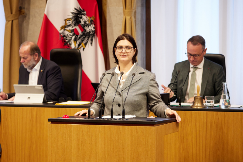 Am Redner:innenpult Bundesrätin Manuela-Anna Sumah-Vospernik (NEOS)